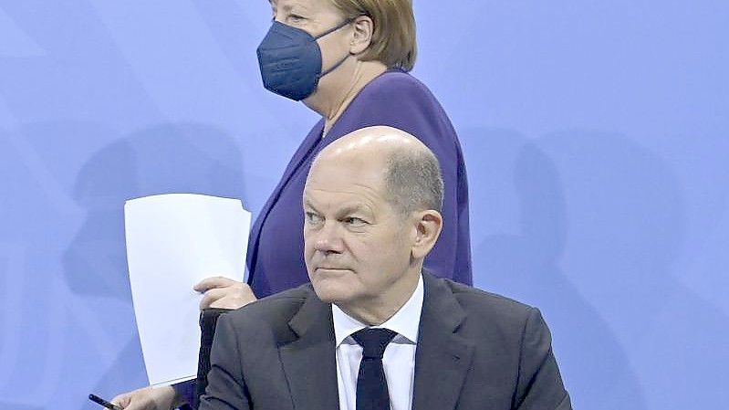 Angela Merkel und Olaf Scholz geben nach der Bund-Länder-Konferenz im Bundeskanzleramt eine Pressekonferenz. Foto: John Macdougall/AFP-Pool/dpa