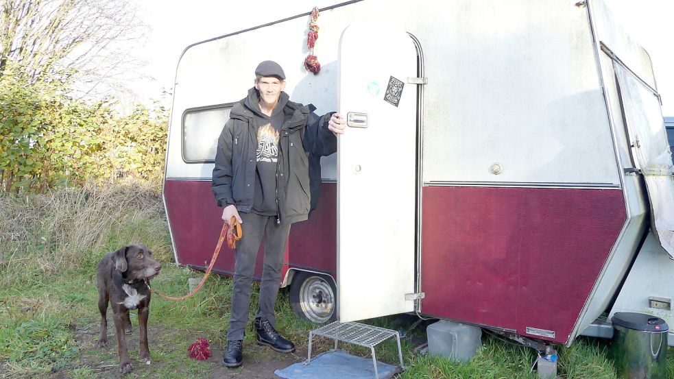 Noch wird Stefan Sinning auf dem Grundstück geduldet. Dauerhaft kann er mit seinem Wohnwagen dort aber nicht bleiben. Er sucht daher einen anderen Standort – oder noch besser eine Wohnung. Foto: Gettkowski