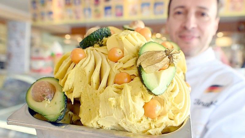 Giuseppe Cimino zeigt in seiner Eisdiele ein von ihm kreiertes Avocado-Physalis Sorbet Eis, mit dem er bei der Eismacher Weltmeisterschaft in Bologna teilnehmen wollte. Foto: Uli Deck/dpa