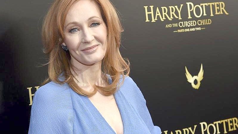 Die Autorin J.K. Rowling kommt zur Premiere des Theaterstücks „Harry Potter and the Cursed Child“ („Harry Potter und das verwunschene Kind“) ins Lyric Theatre am Broadway. Foto: Evan Agostini/Invision/AP/dpa