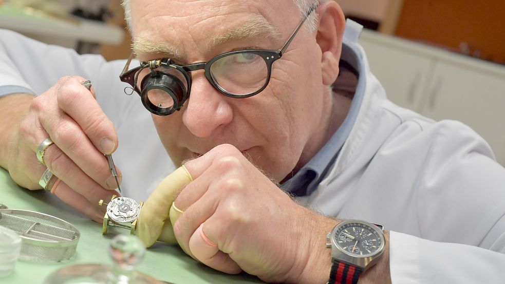 Als Uhrmachermeister beschäftigt sich Rehlf Schubert aus Leer täglich mit schönen Uhren. Foto: Ortgies