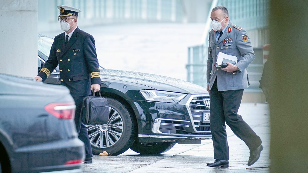 General Carsten Breuer (rechts) kommt am 30. November mit einem Mitarbeiter zum Bund-Länder-Treffen zur Corona-Pandemie im Bundeskanzleramt an. Foto: Michael Kappeler/dpa