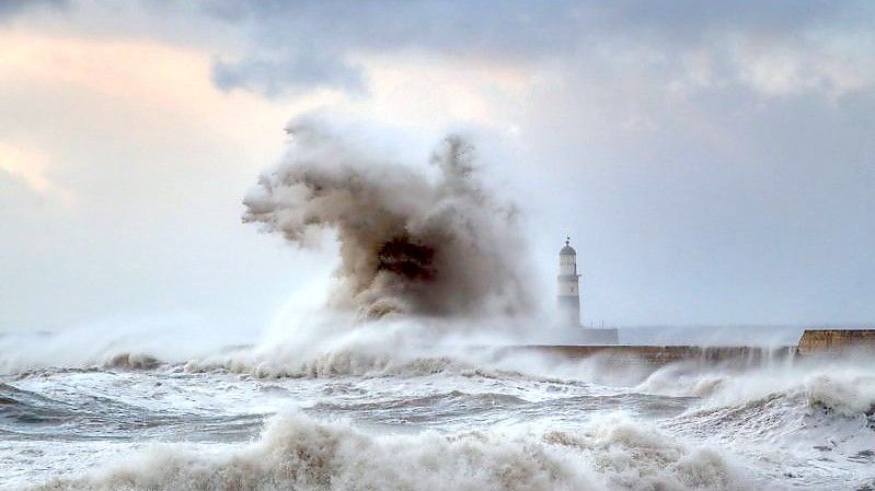 Wellenbrecher vor dem Leuchtturm Seaham in der Grafschaft County Durham in Großbritannien. Foto: Owen Humphreys/PA Wire/dpa