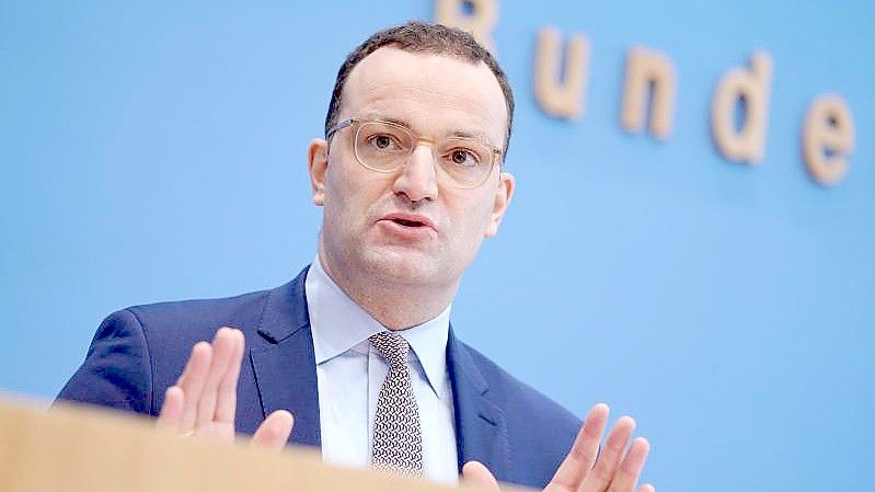 Der geschäftsführende Gesundheitsminister Jens Spahn spricht über die Entwicklung in der Corona-Pandemie. Foto: Kay Nietfeld/dpa