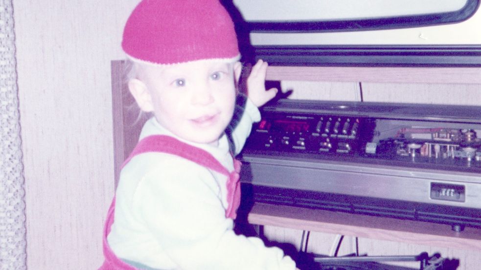 Michael Zuidema versucht sich am Plattenspieler am 24. Dezember 1983. Foto: Privat