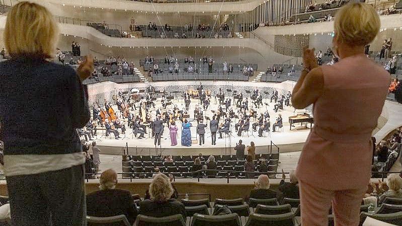 Konzert mit coronabedingt reduziertem Publikum in der Hamburger Elbphilharmonie. Foto: Markus Scholz/dpa