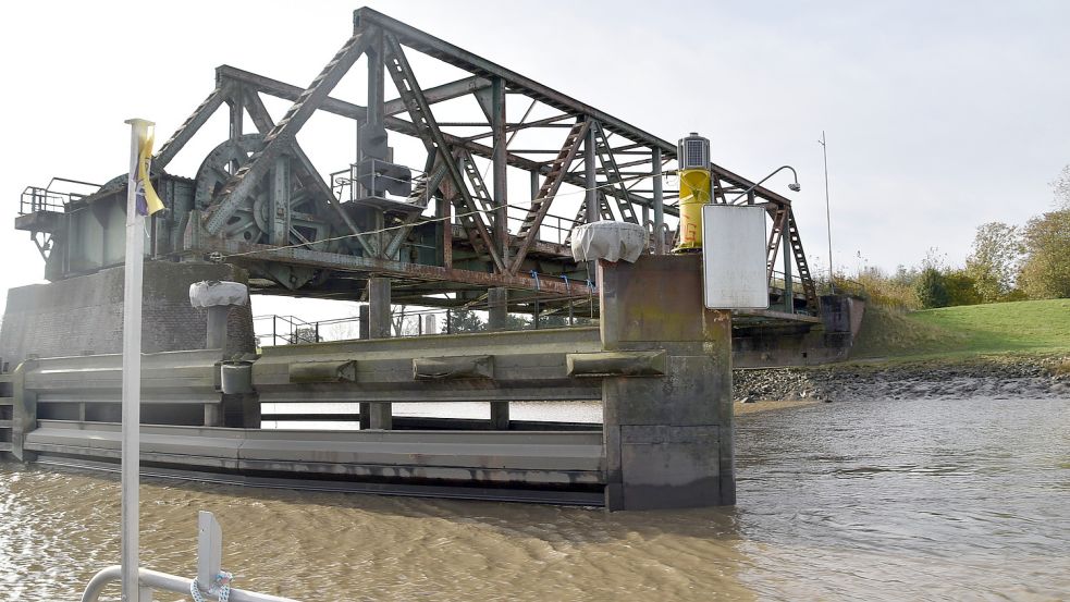 Mit Hilfe eines speziellen Schwimmkrans sollen die Eisenbahnbrückenteile herausgehoben werden. Foto: Ammermann