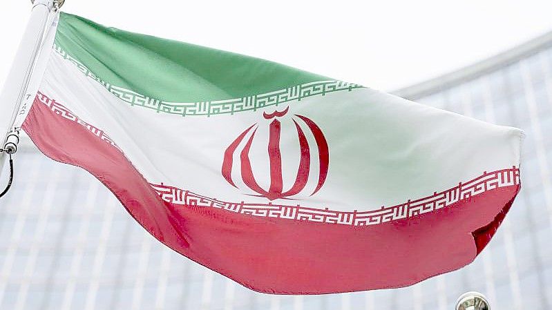 Die iranische Flagge weht vor dem Gebäude des Internationalen Zentrums, in dem sich der Sitz der Internationalen Atomenergiebehörde (IAEO) befindet. (Archivbild). Foto: Florian Schroetter/AP/dpa