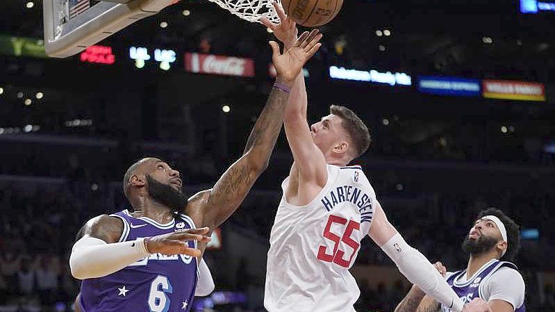 Lakers-Star LeBron James (l) hatte im Stadtduell gegen die Los Angeles Clippers mit Isaiah Hartenstein das Nachsehen. Foto: Ashley Landis/AP/dpa