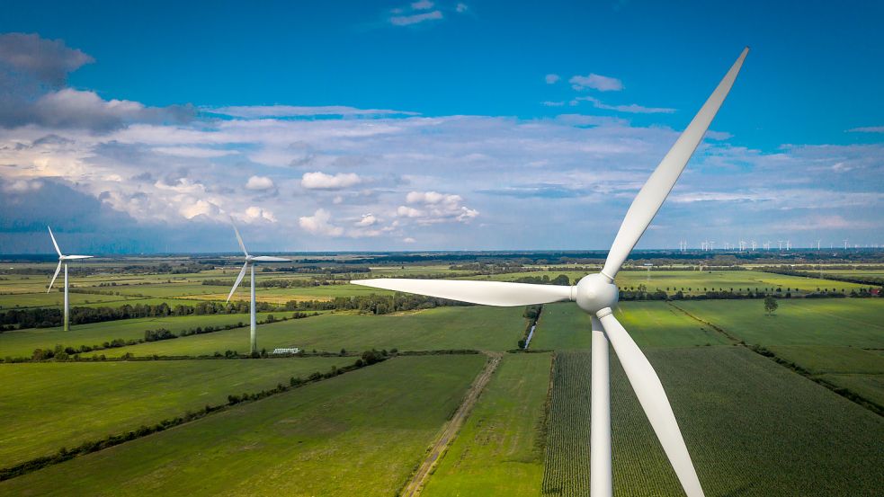 Windkraftanlagen in Ostfriesland: Die Verantwortlichen bei Enercon hoffen darauf, dass der Markt für neue Turbinen bald wieder anzieht. Foto: Cordsen