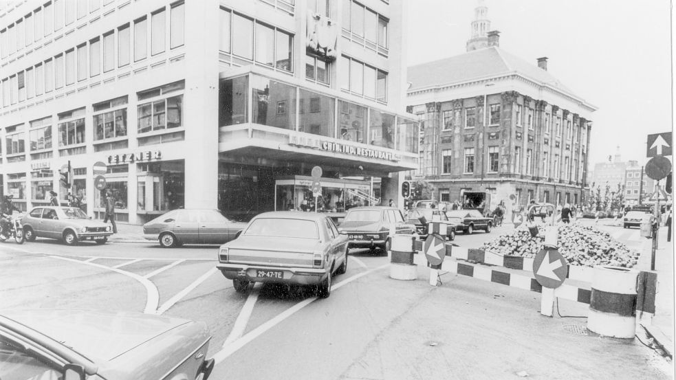 Am Grote Markt in Groningen im September 1977. Über Nacht hatte die Stadt die Verkehrsführung im Zentrum geändert und hunderte Schilder aufstellen lassen. Es war der Beginn einer radikalen Mobilitätswende. Foto: Frank Straatemeier/Groninger Archieven