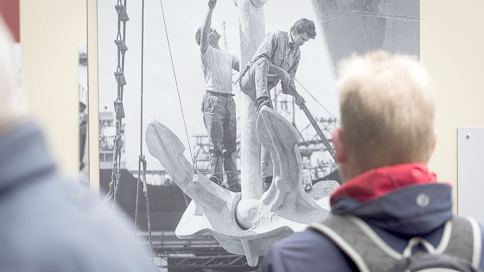 "Hafenartisten": Ohne Netz und doppelten Boden wurden früher Malerarbeiten an den Schiffen im Hafen erledigt.