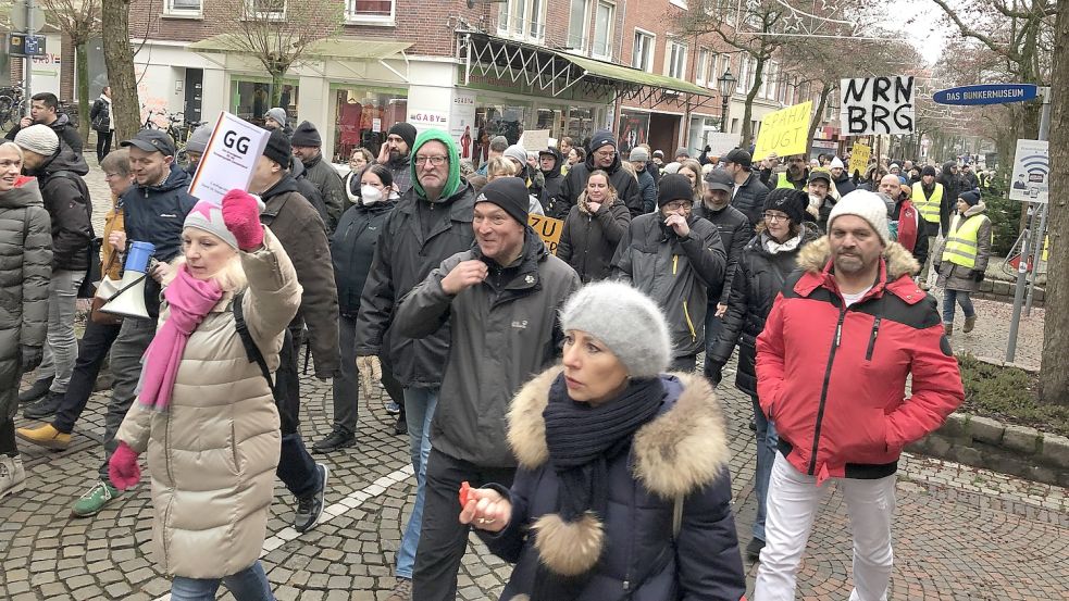 Mit Trillerpfeifen, Plakaten und lauten Rufen machten die Demonstranten auf ihr Anliegen aufmerksam.