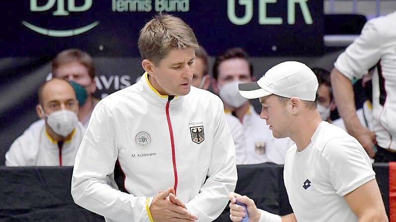 Blickt zuversichtlich in die Zukunft: Davis-Cup-Kapitän Michael Kohlmann (r). Foto: Barbara Gindl/APA/dpa