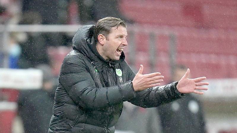 Stand mit Wolfsburg in Mainz sprichwörtlich im Regen: VfL-Cooach Florian Kohfeldt. Foto: Thomas Frey/dpa
