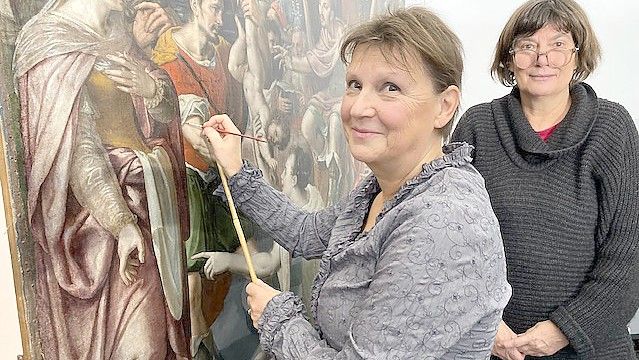 Uta Matauschek (links) und Sybille Kreft haben die Arbeit an den beiden Emder Gemälden inzwischen abgeschlossen. Für rund sechs Monaten haben die beiden Restauratorinnen ihre Werkstatt in das Landesmuseum verlegt. Foto: Tomé