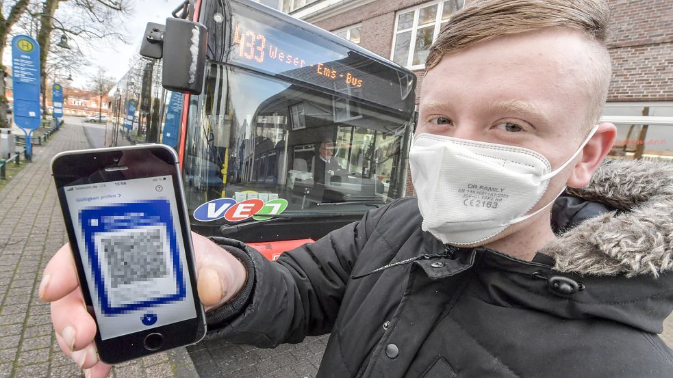 Alle Fahrgäste in öffentlichen Verkehrsmitteln müssen einen negativen Test, einen Genesennachweis oder Impfpass dabei haben. Foto: Ortgies