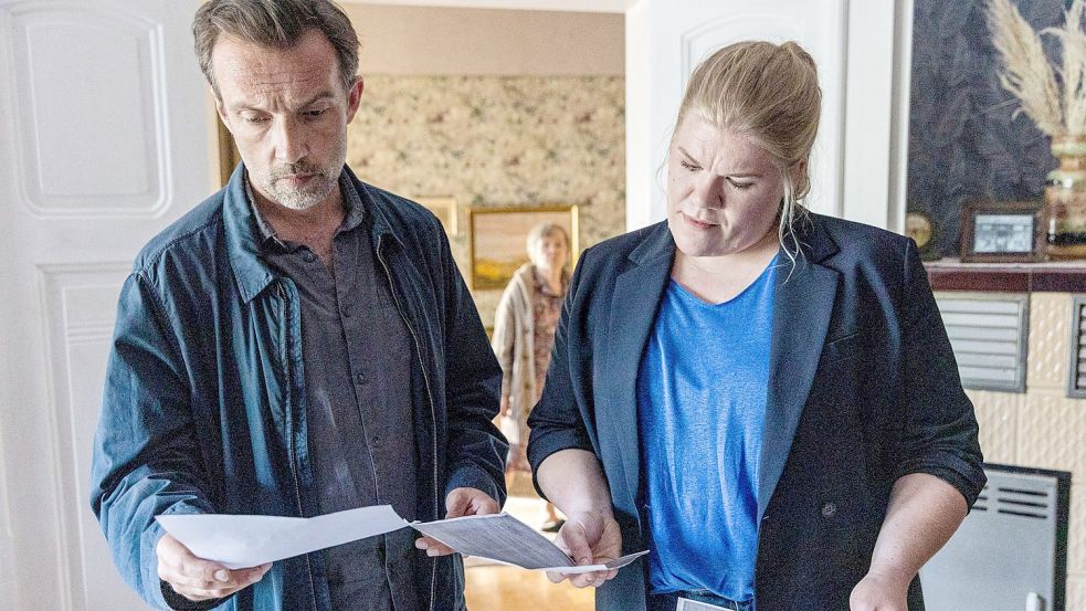 Sie kennen sich aus Raczeks Zeit in Cottbus: Kriminalhauptkommissar Adam Raczek (Lucas Gregorowicz) und Alexandra Luschke (Gisa Flake). Foto: rbb/Maor Waisburd