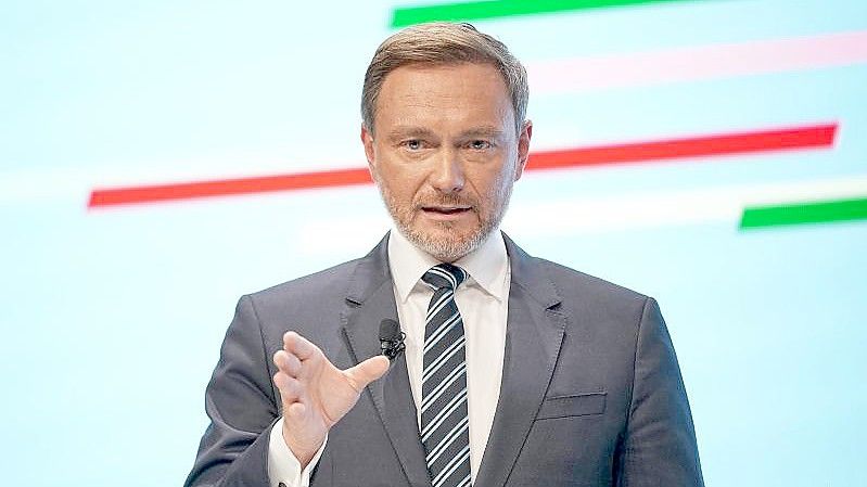 FDP-Chef Christian Lindner wirbt für den Koalitionsvertrag: „Was jetzt gebildet wird, ist eine Regierung der Mitte.“. Foto: Kay Nietfeld/dpa