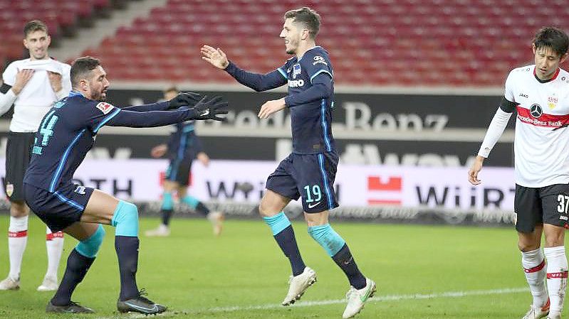 Herthas Stevan Jovetic (M) bejubelt sein zweites Tor. Foto: Tom Weller/dpa