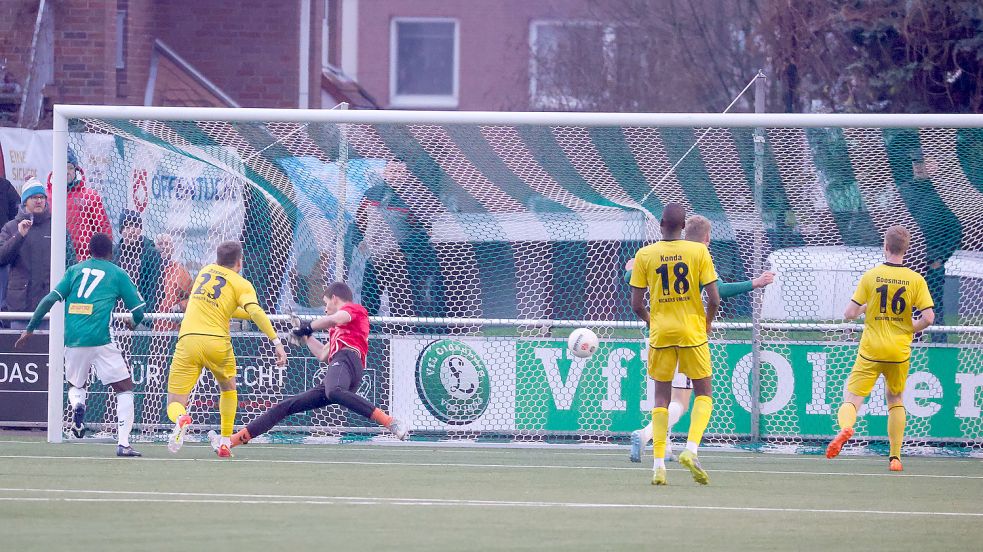Das 2:1 für den VfL Oldenburg: Vafing Jabateh (Nummer 17) köpft eine Flanke aus kurzer Distanz ins Netz. Fotos: Remmers
