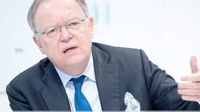 Stephan Weil (SPD), Ministerpräsident von Niedersachsen, spricht in einer Landespressekonferenz. Foto: Julian Stratenschulte/dpa