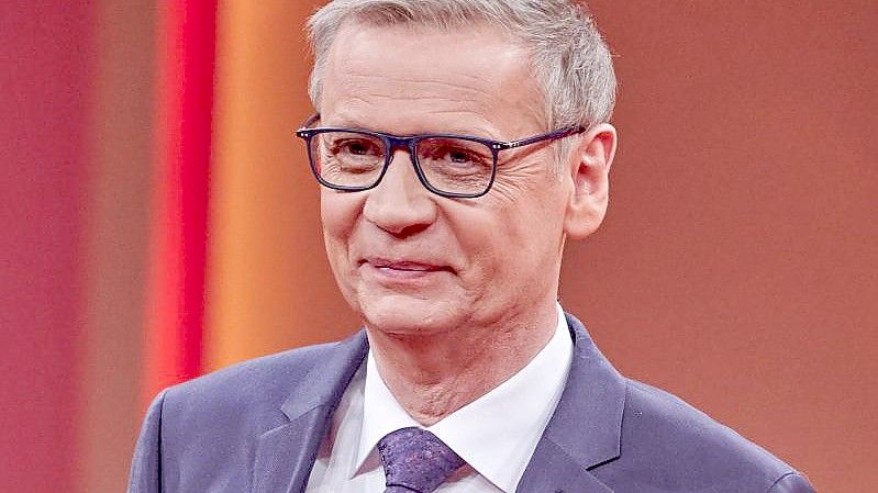 Entertainer Günther Jauch steht beim RTL- Jahresrückblick „Menschen, Bilder, Emotionen 2020“ im Studio. (Archivbild). Foto: Henning Kaiser/dpa