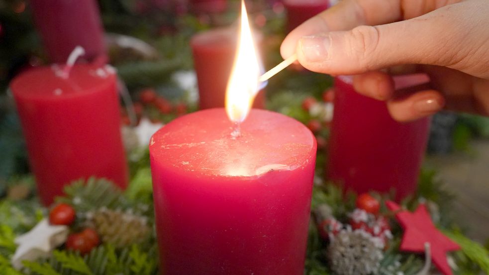 Offenes Feuer und ein Adventskranz vertragen sich, wenn man sich an gewisse Regeln hält. Foto: Marcus Brandt/dpa