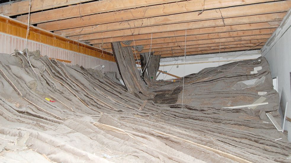 So sah es aus, nachdem die Decke der OBW-Wohnstätte in Bedekaspel heruntergekommen war. Glücklicherweise war der Aufenthaltsraum leer. Foto: Archiv/Luppen
