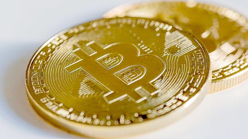 Zwei Bitcoin-Münzen liegen - als Illustration - auf einem Tisch. Foto: Fernando Gutierrez-Juarez/dpa-Zentralbild/dpa