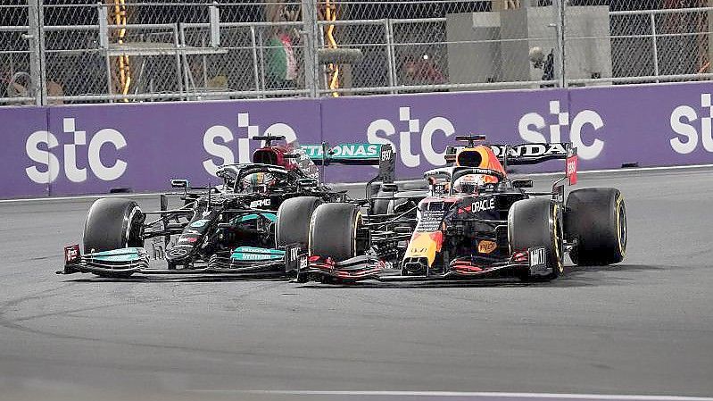 Lewis Hamilton (l) und Max Verstappen liefern sich einen harten Kampf um die WM-Krone. Foto: Hasan Bratic/dpa