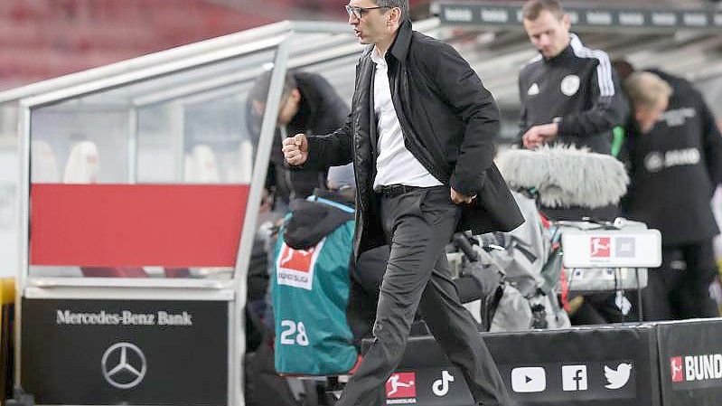 Herthas neuer Trainer Tayfun Korkut ballt nach dem Abpfiff in Stuttgart die Faust. Foto: Tom Weller/dpa