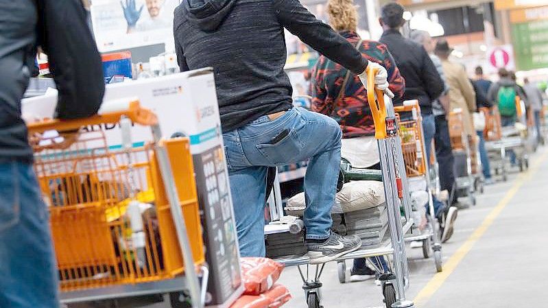 Kunden in einem Baumarkt in München. Foto: Sven Hoppe/dpa