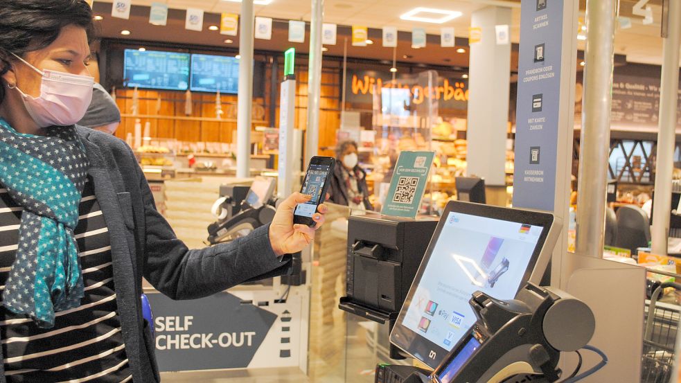 Im Combi-Markt in Norden kann jetzt mit „Self-Checkout“ und Smartphone im Laden eingekauft werden. Foto: Robin