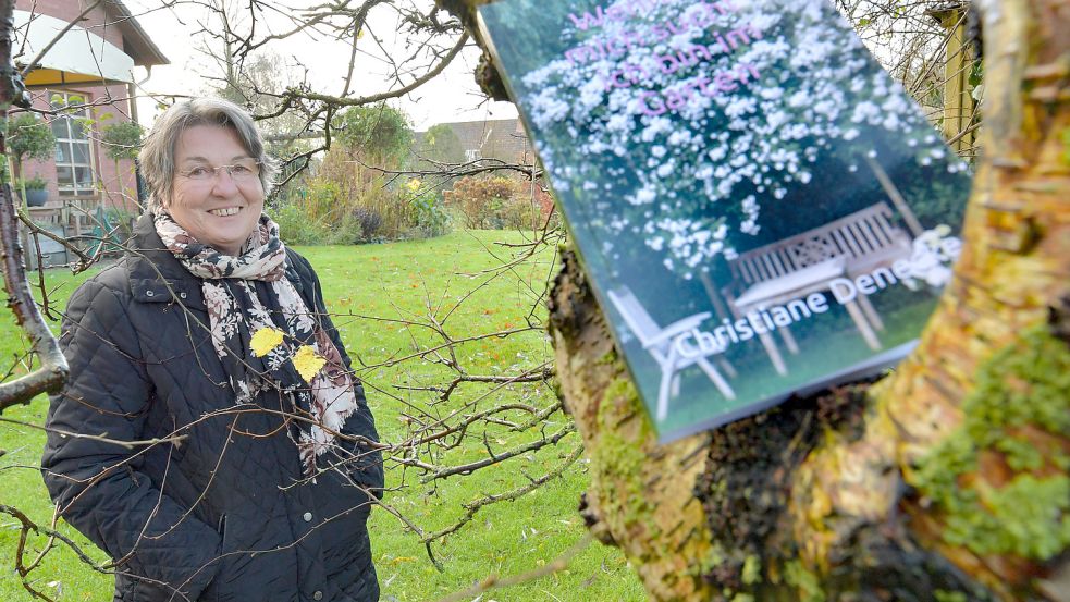 Jede Woche schreibt Christiane Denecke einen Beitrag für diese Seite. Das Buch „Wenn ihr mich sucht – ich bin im Garten“ enthält dazu viele Fotos, Gedichte und Tipps. Foto: Ortgies