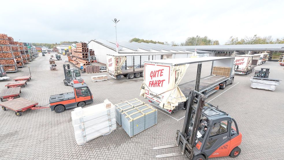 Viel zu tun haben die Beschäftigten im Zentrallager von Nowebau in Großefehn. Foto: Muck/Nowebau