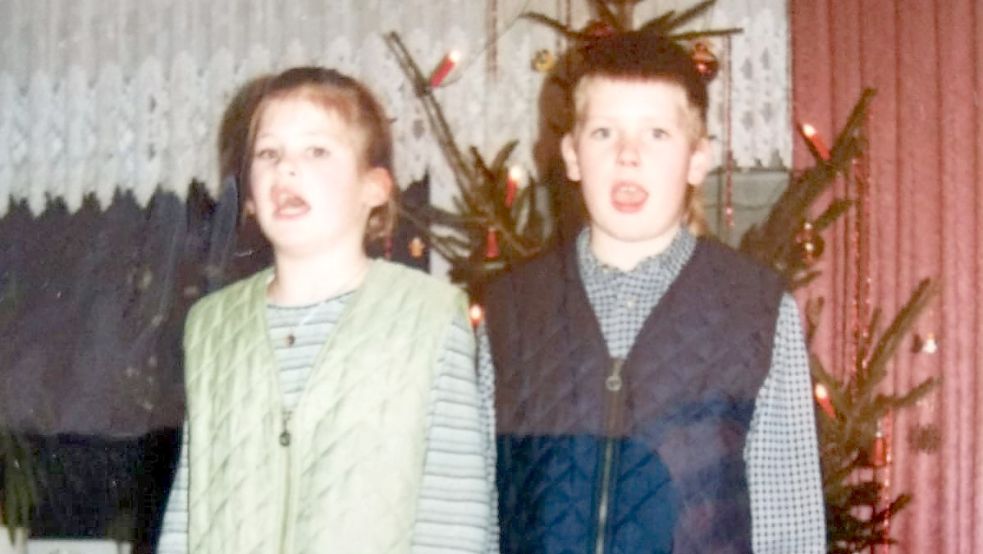 Bevor im Hause Wübbenhorst die Geschenke ausgepackt wurden, mussten Imke (links) und ihr Bruder Helge zunächst drei Weihnachtslieder singen. Foto: Privat