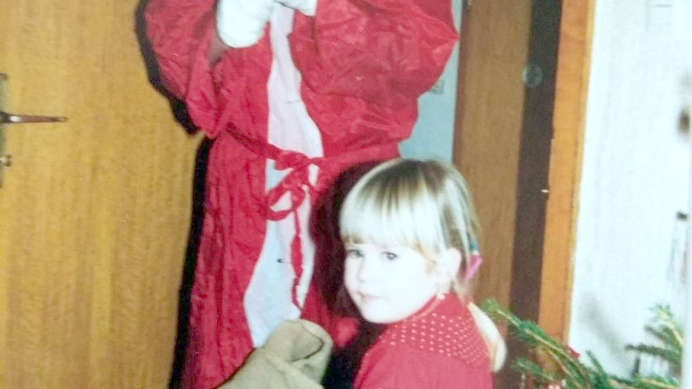 Der Weihnachtsmann schaute natürlich auch bei Familie Wübbenhorst vorbei. Er hatte es nicht weit: es war der Nachbar. Foto: Privat