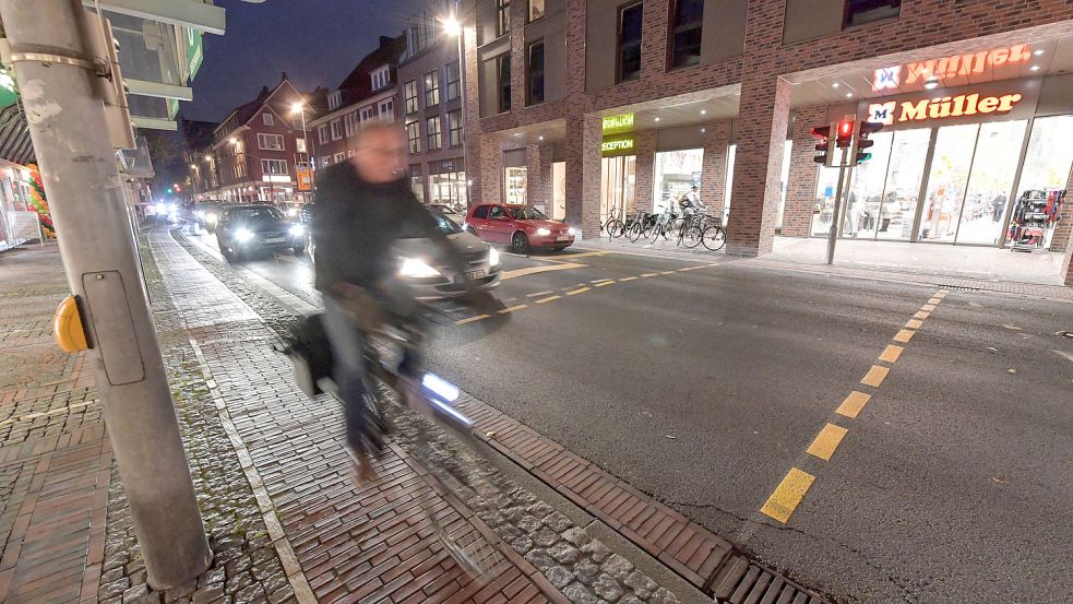 Noch könnten Autofahrer die Neutorstraße vom Rathausplatz in Richtung Neutor-Arkaden befahren. Am 20. Dezember soll die Fahrtrichtung umgedreht werden. Foto: Ortgies