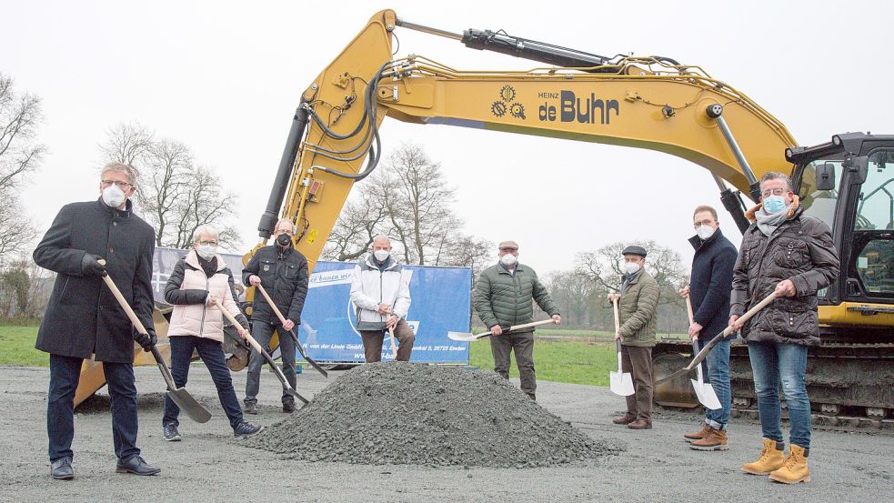 Bürgermeister Horst Feddermann (links) und Udo Fuhrmann (rechts) gaben mit einem symbolischen Spatenstich den Startschuss für das Baugebiet „Im Timp“. Foto: privat