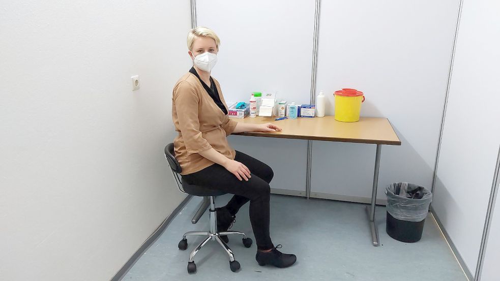 Die Ärztin und Impfzentrums-Leiterin Cathrin Leuffert nimmt schon einmal für das Foto in einer der drei Impfkabinen Platz. Fotos: Hanssen