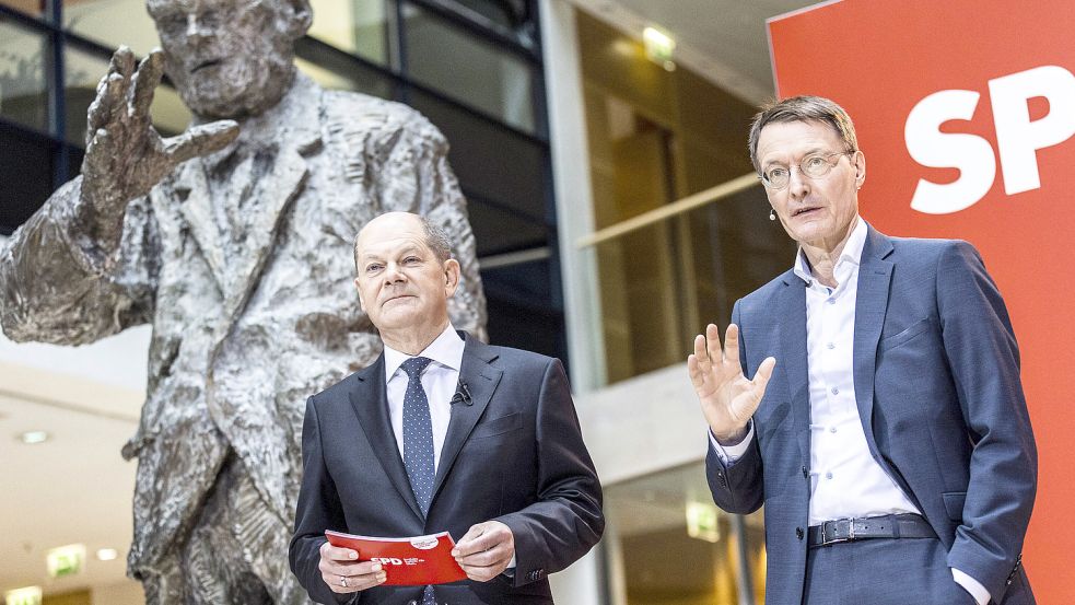 Mit Willy Brandt und Olaf Scholz: Der nächste Gesundheitsminister Karl Lauterbach. Foto: Florian Gärtner / Imago Images