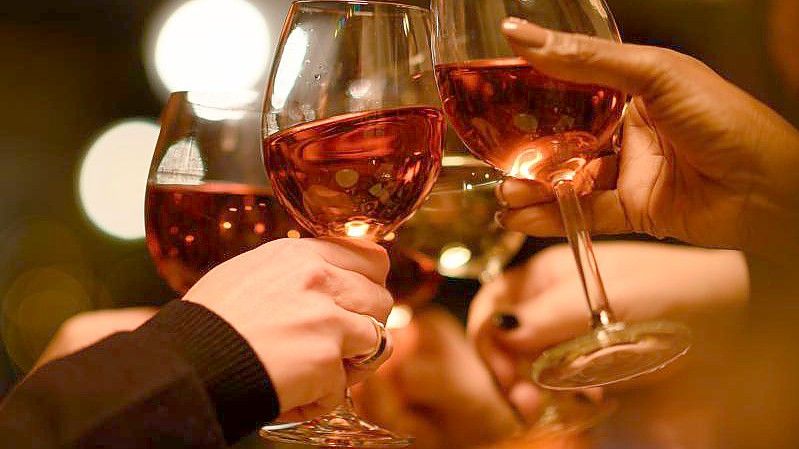 Nach dem Genuss von Bier und Wein wird die eigene Fahrtüchtigkeit oft überschätzt. Foto: Robert Michael/dpa-Zentralbild/dpa