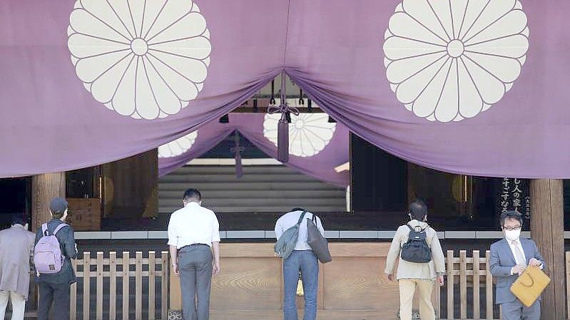Inmitten der wachsenden Spannungen mit China sind rund 100 japanische Parlamentsabgeordnete zum Yasukuni-Schrein für Japans Kriegstote gepilgert, in dem auch verurteilte Kriegsverbrecher geehrt werden. Foto: Koji Sasahara/AP/dpa
