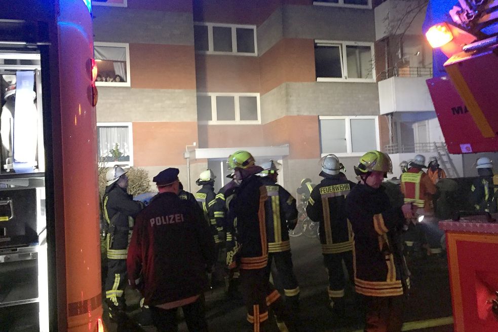 Die Bewohner des Hauses wurden aus dem Haus geholt. Bild: Müller