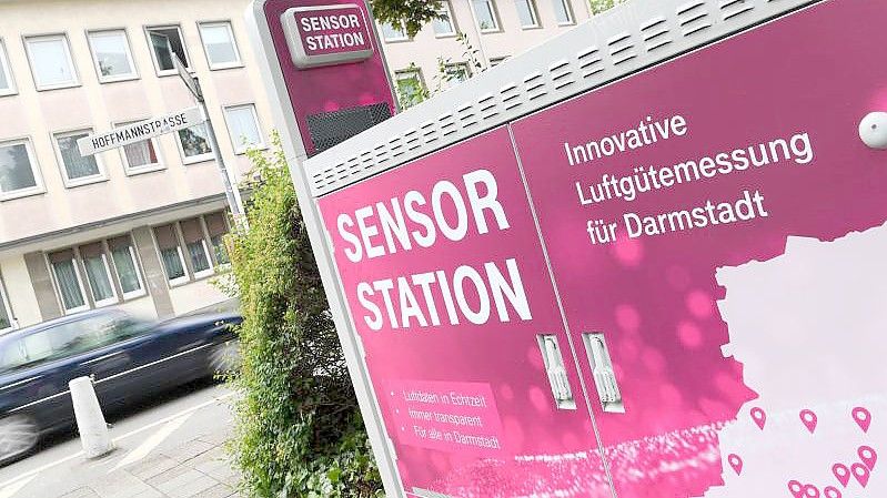 Die Firmenlogos der Telekom (l-r), von SAP und der Deutschen Bahn. Foto: Anspach/Koall/Berg/dpa