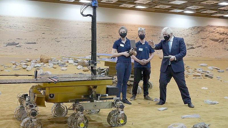 Der britische Premier Boris Johnson (r) mit einer Steuerkonsole eines Marsover-Prototypen bei einem Besuch bei Airbus (Archivbild). Foto: Alastair Grant/AP Pool/dpa