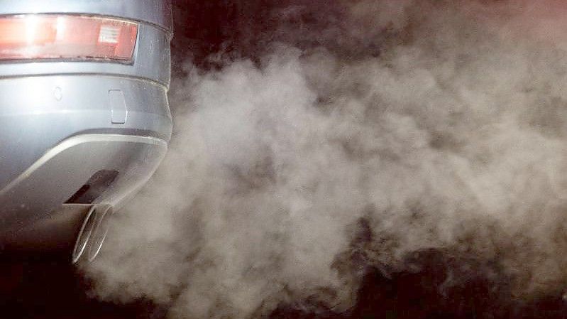 Luftschadstoffe - etwa durch Abgase - sind nach EU-Angaben noch immer in vielen Städten eine Gesundheitsgefahr. Foto: Marijan Murat//dpa