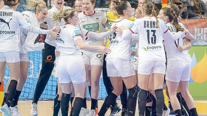 Die deutschen Handball-Spielerinnen jubeln nach dem Sieg gegen Ungarn. Foto: Marco Wolf/dpa
