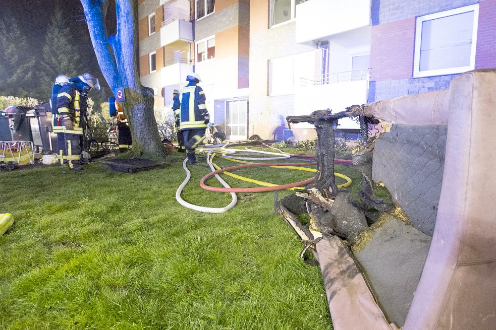 Die Polizei geht von vorsätzlicher Brandstiftung des Sofas in einem Kellerraum aus.